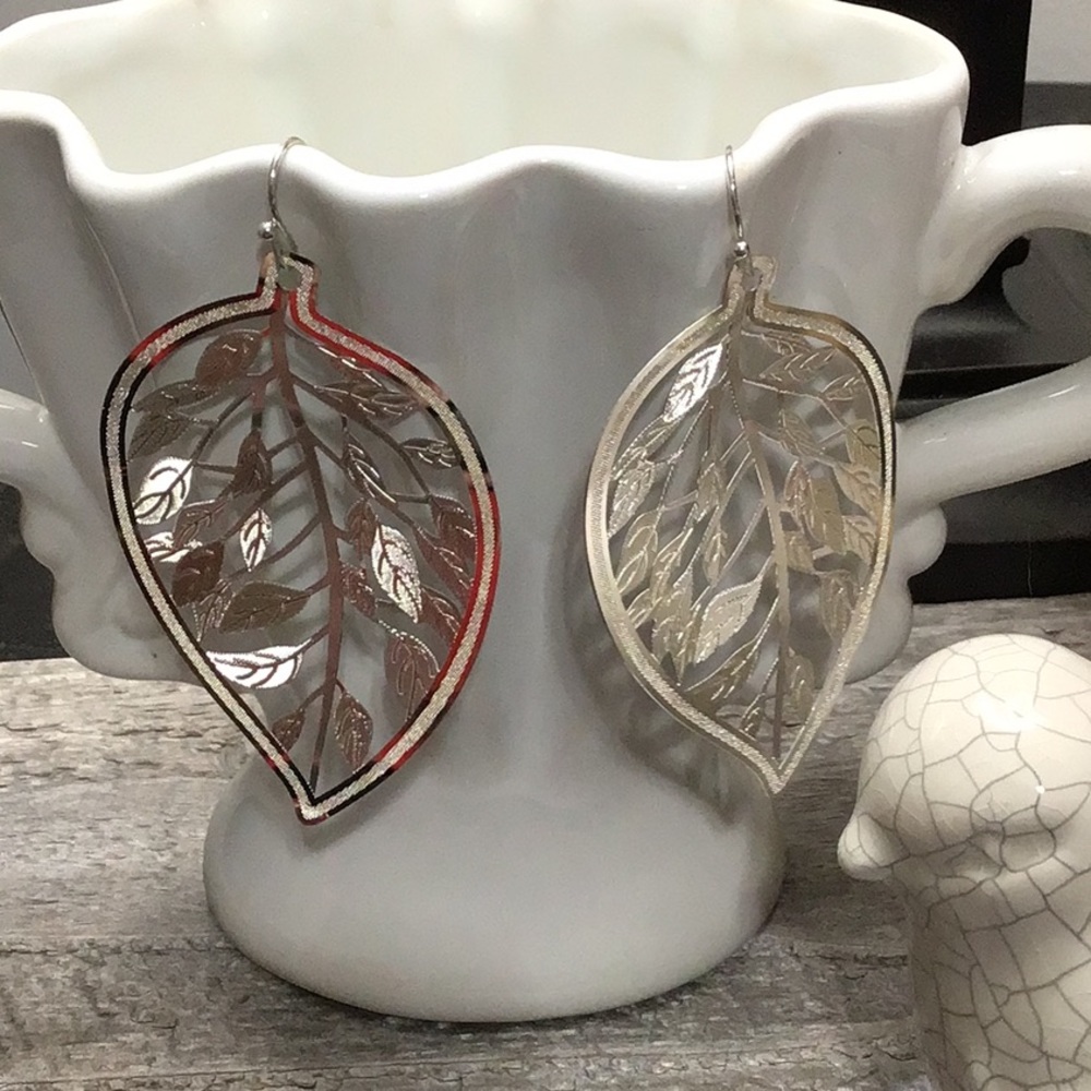 Beautiful NWT JCPenney Bold Elements Silver Tone Leaf Filigree Earrings! - Picture 3 of 4